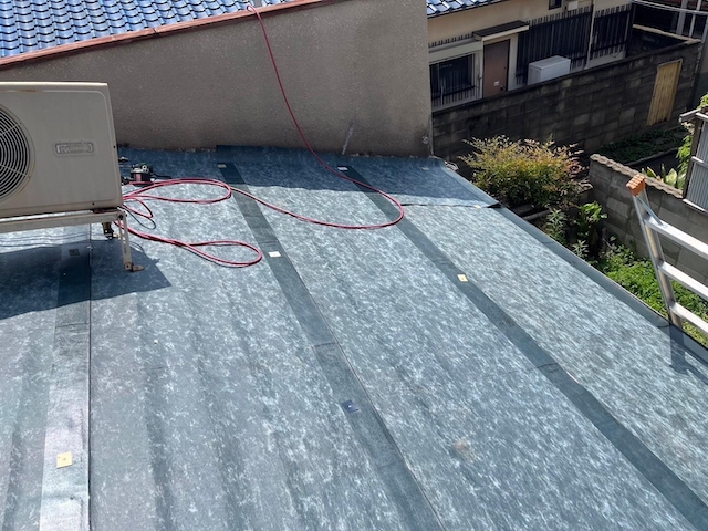 八尾市耐用年数を超えたスレート屋根の部分カバー工事。極力安価な屋根工事をご希望